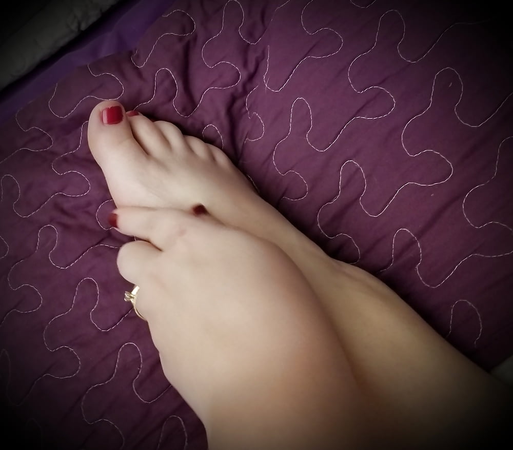 Füße, Beine, Fersen und Stiefel der süßen sexy Hausfrau
 #106605619