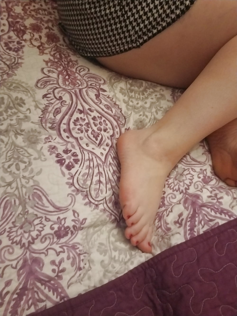 Füße, Beine, Fersen und Stiefel der süßen sexy Hausfrau
 #106605623
