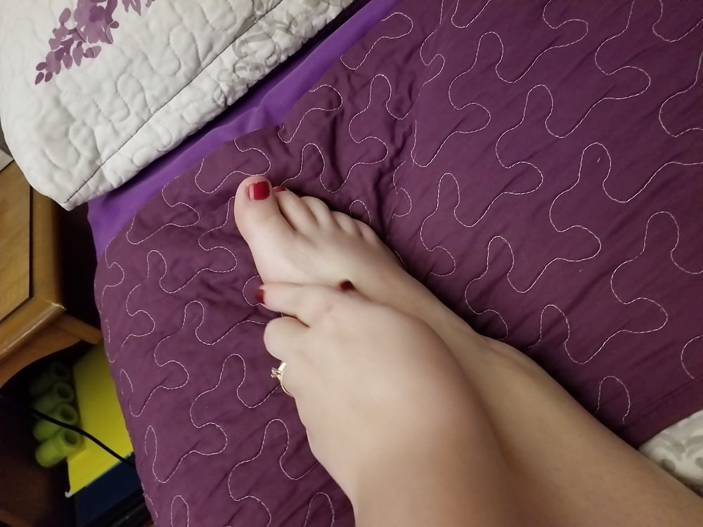 Füße, Beine, Fersen und Stiefel der süßen sexy Hausfrau
 #106605625
