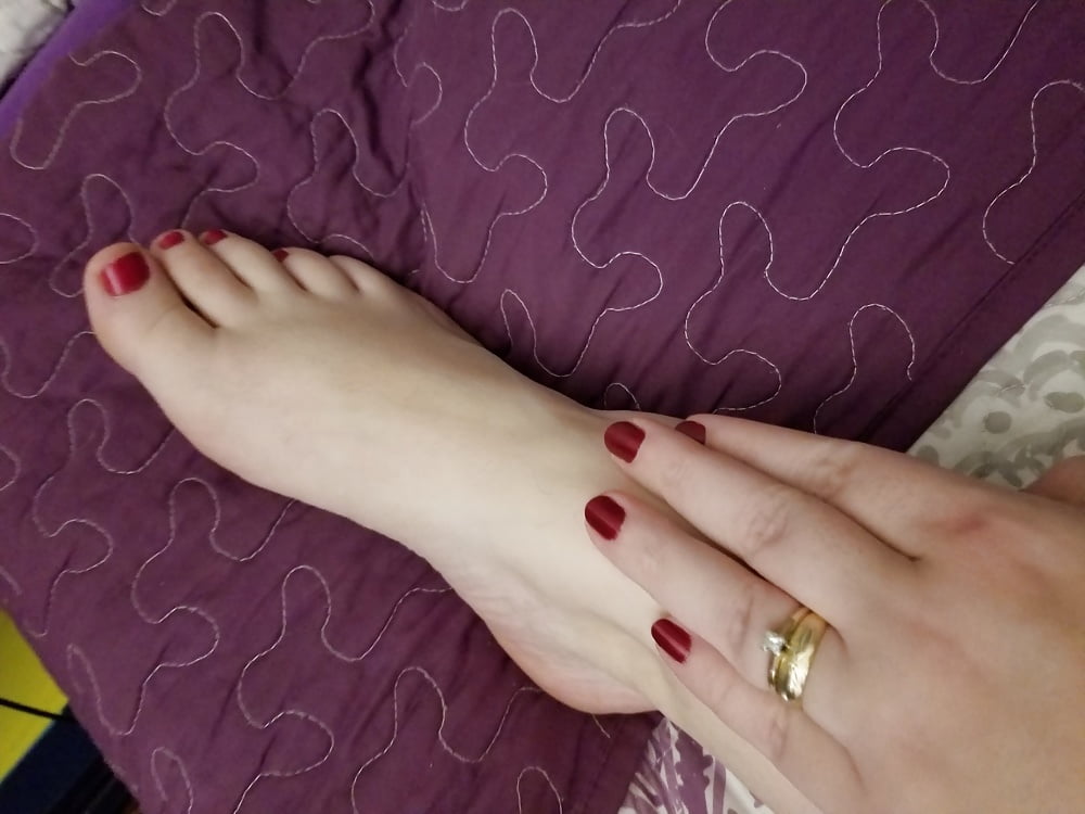 Füße, Beine, Fersen und Stiefel der süßen sexy Hausfrau
 #106605628