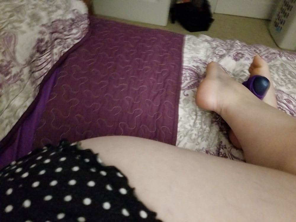 Füße, Beine, Fersen und Stiefel der süßen sexy Hausfrau
 #106605634