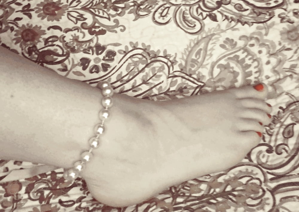 Füße, Beine, Fersen und Stiefel der süßen sexy Hausfrau
 #106605637