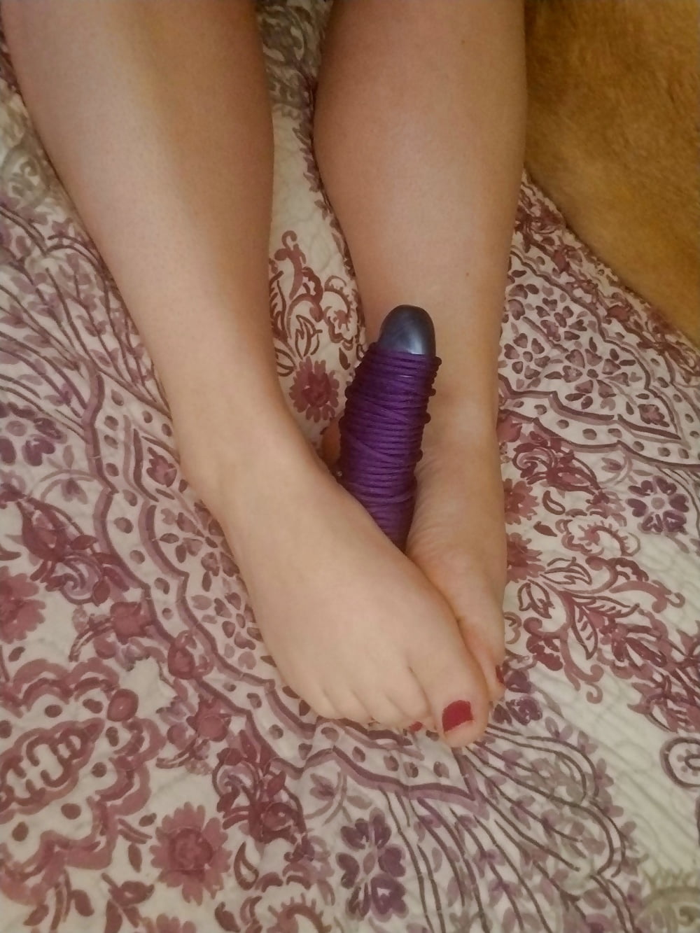 Füße, Beine, Fersen und Stiefel der süßen sexy Hausfrau
 #106605639