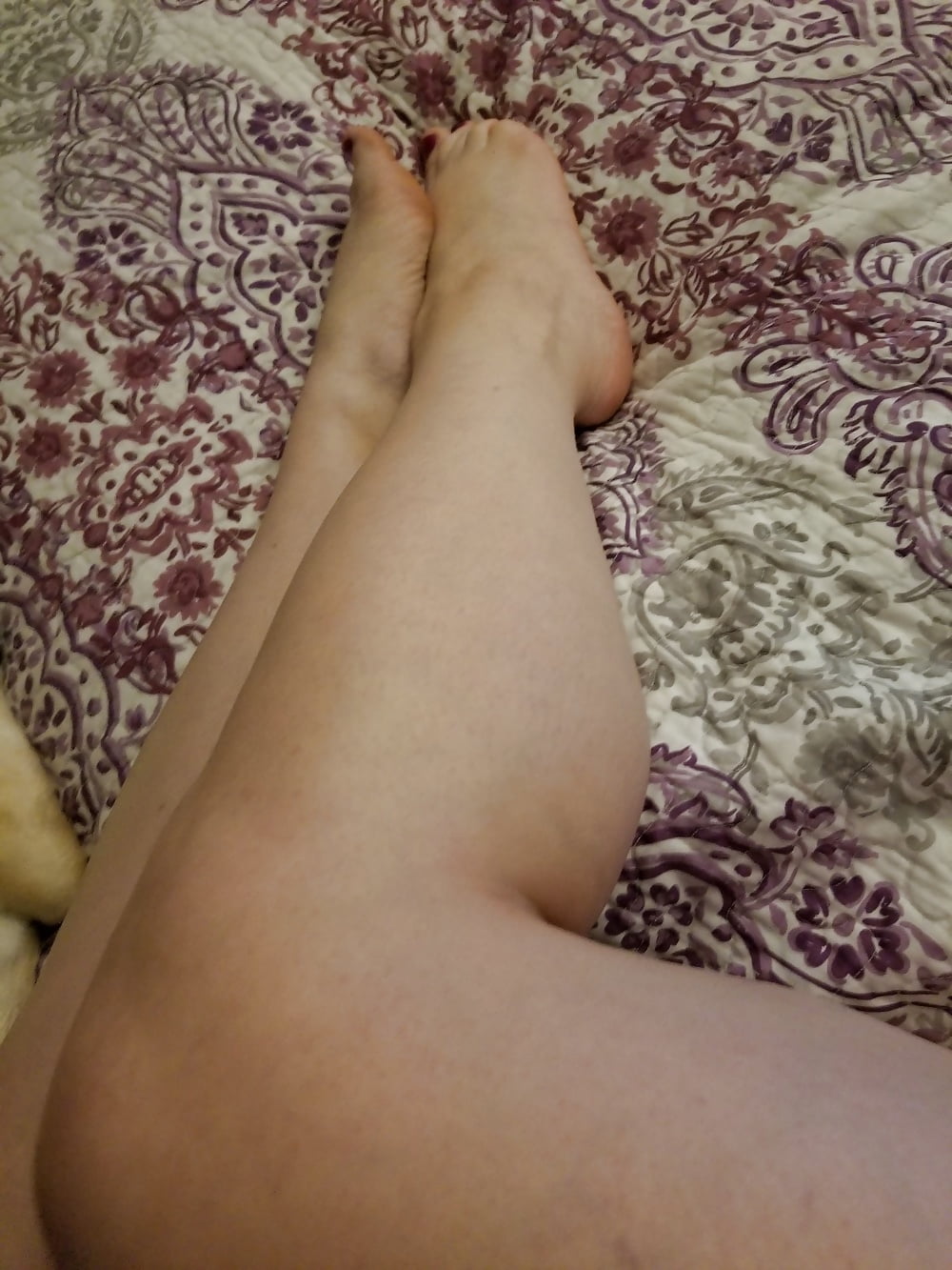 Füße, Beine, Fersen und Stiefel der süßen sexy Hausfrau
 #106605642