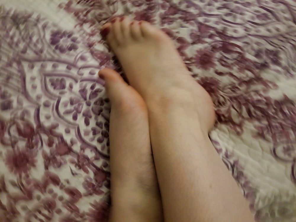 Pieds, jambes, talons et bottes de la douce ménagère sexy
 #106605645