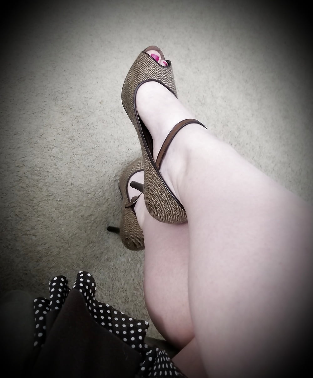 Füße, Beine, Fersen und Stiefel der süßen sexy Hausfrau
 #106605652