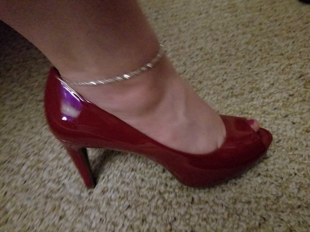 Füße, Beine, Fersen und Stiefel der süßen sexy Hausfrau
 #106605654