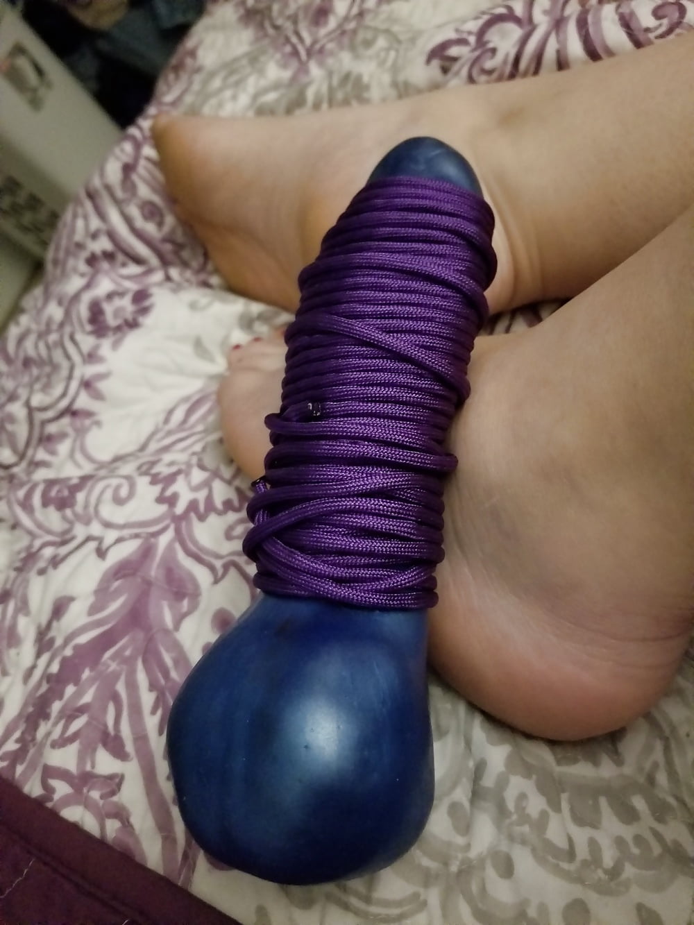 Füße, Beine, Fersen und Stiefel der süßen sexy Hausfrau
 #106605657