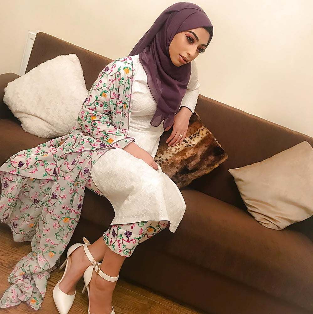 Classy sexy paki hijabis arab pakistani Frauen
 #99254796