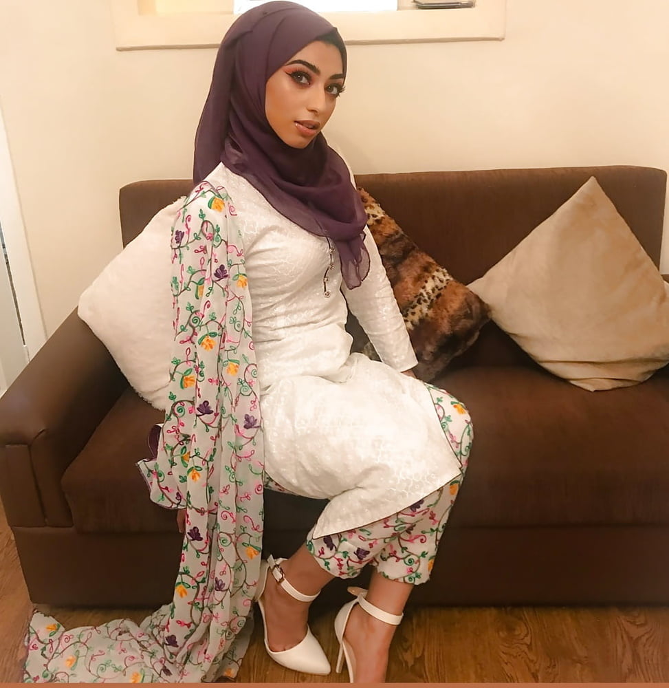Classy sexy paki hijabis arab pakistani Frauen
 #99254799