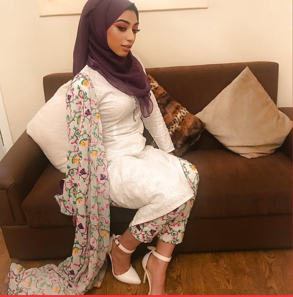 Classy sexy paki hijabis arab pakistani Frauen
 #99254802