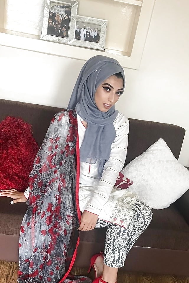 Classy sexy paki hijabis arab pakistani Frauen
 #99254805