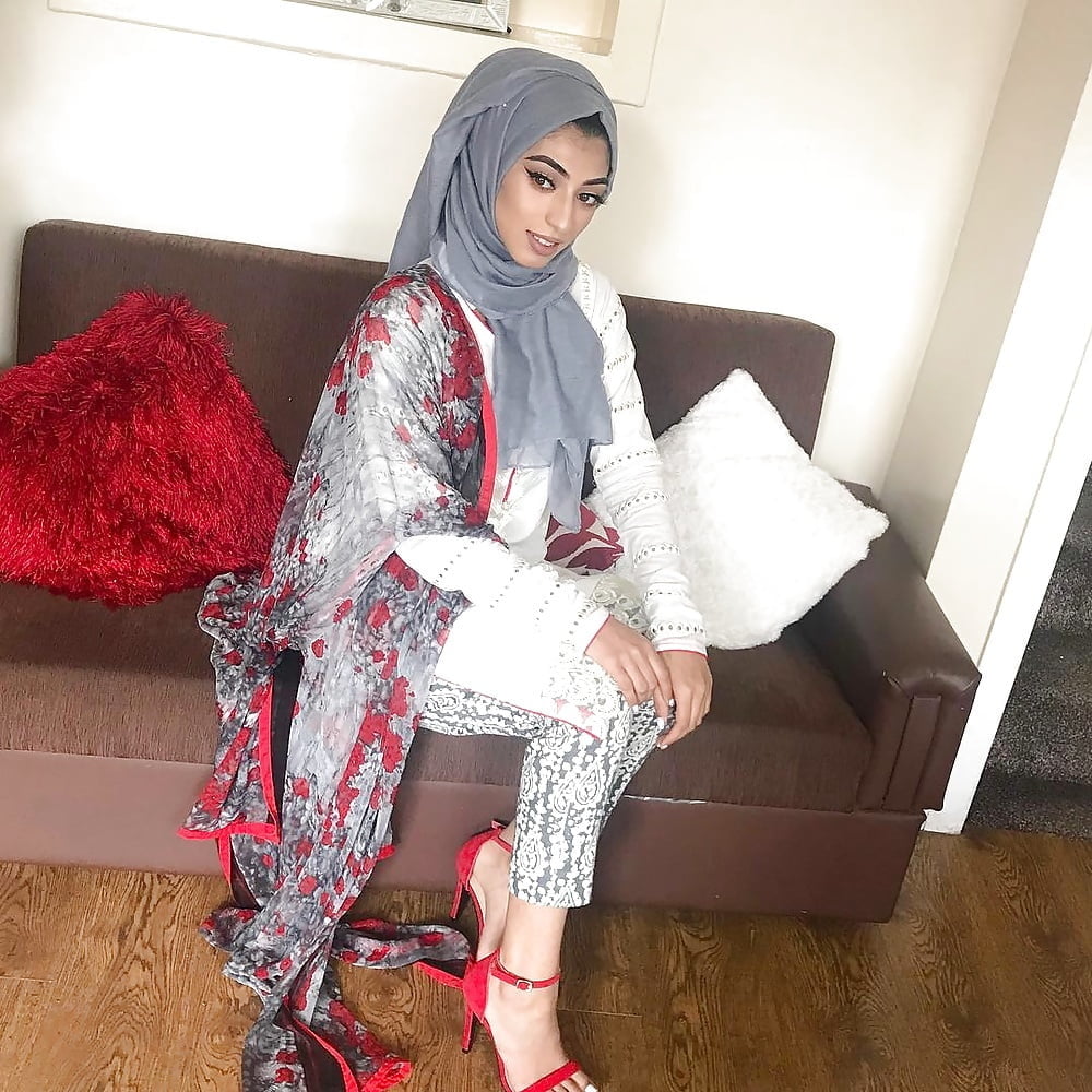 Classy sexy paki hijabis arab pakistani Frauen
 #99254808