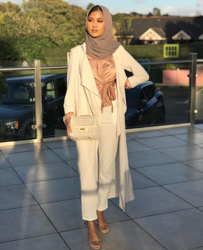 Classy sexy paki hijabis arab pakistani Frauen
 #99254935