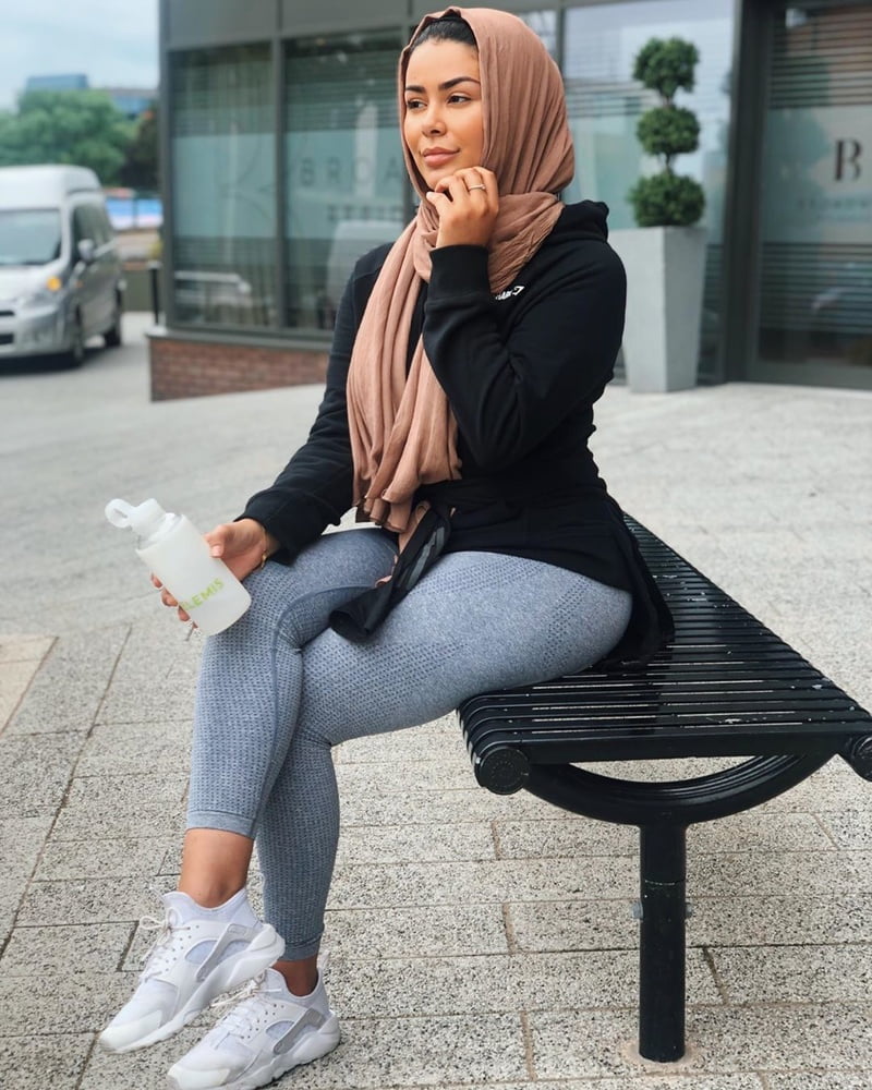 Classy sexy paki hijabis arab pakistani Frauen
 #99255215