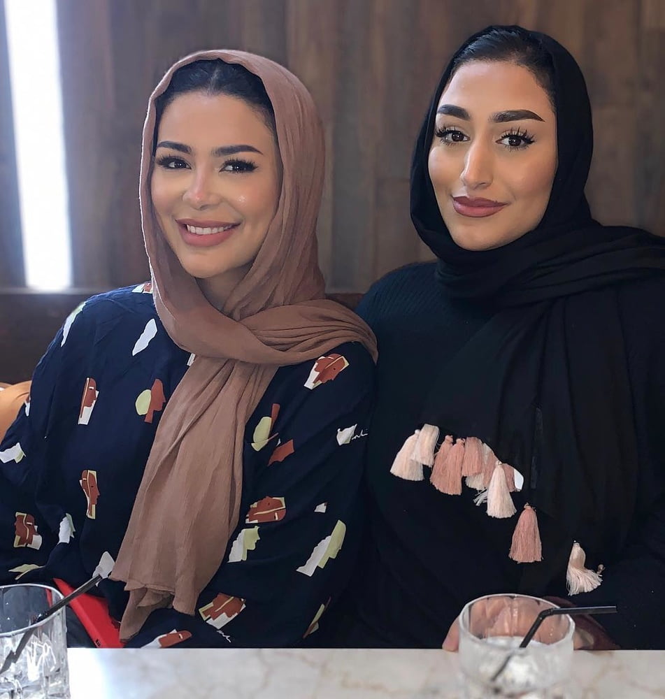Classy sexy paki hijabis arab pakistani Frauen
 #99255233