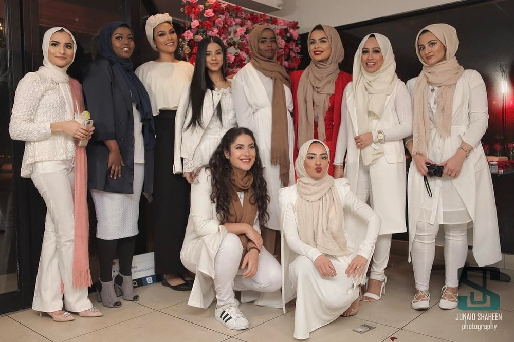 Donne arabe pakistane paki hijabis sexy di classe
 #99255246
