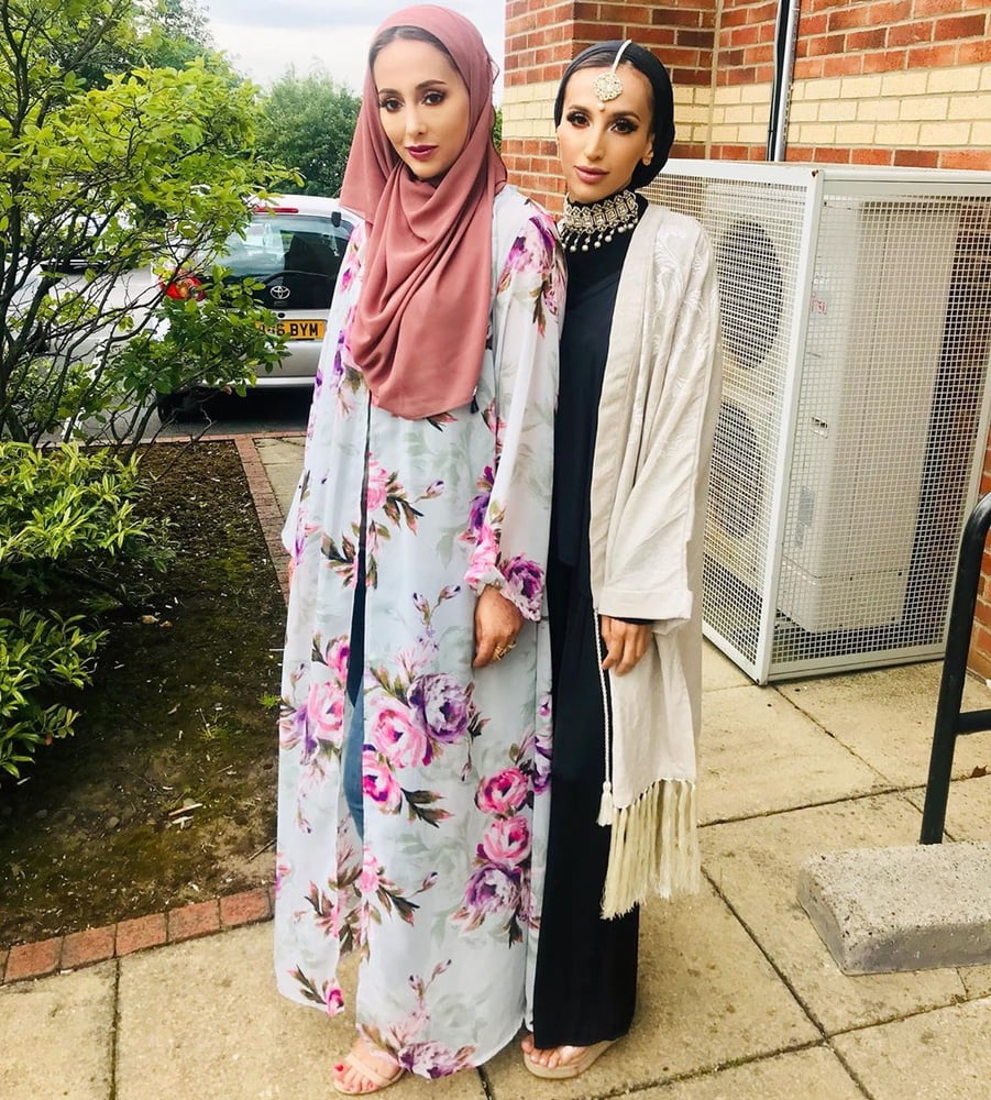 Classy sexy paki hijabis arab pakistani Frauen
 #99255258