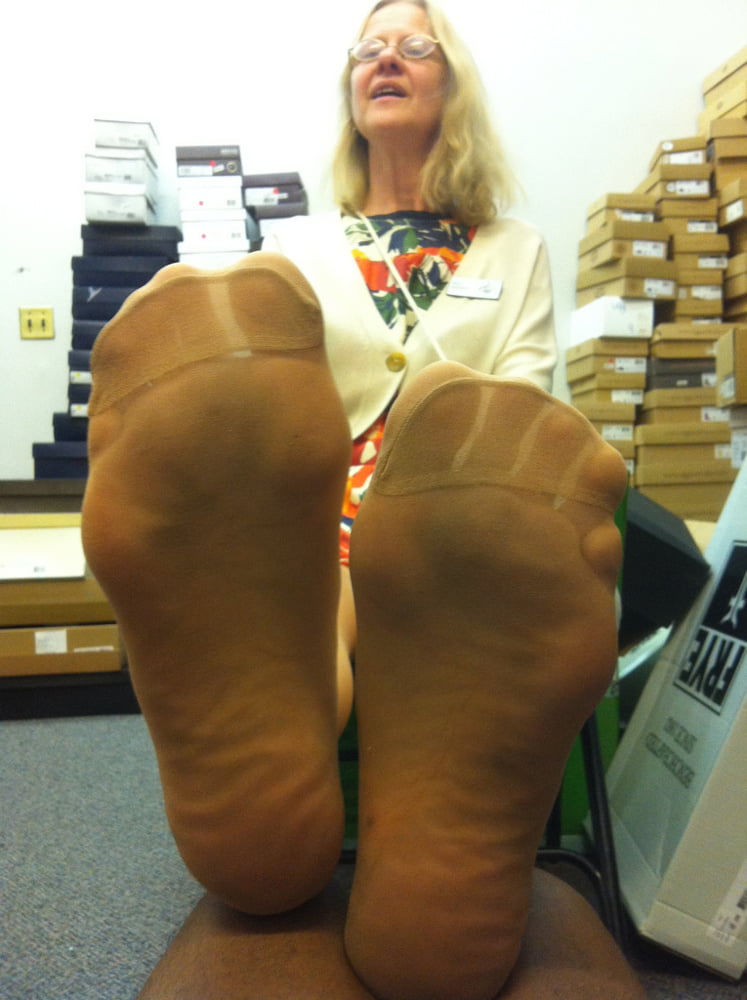 Piante dei piedi mature
 #103907298