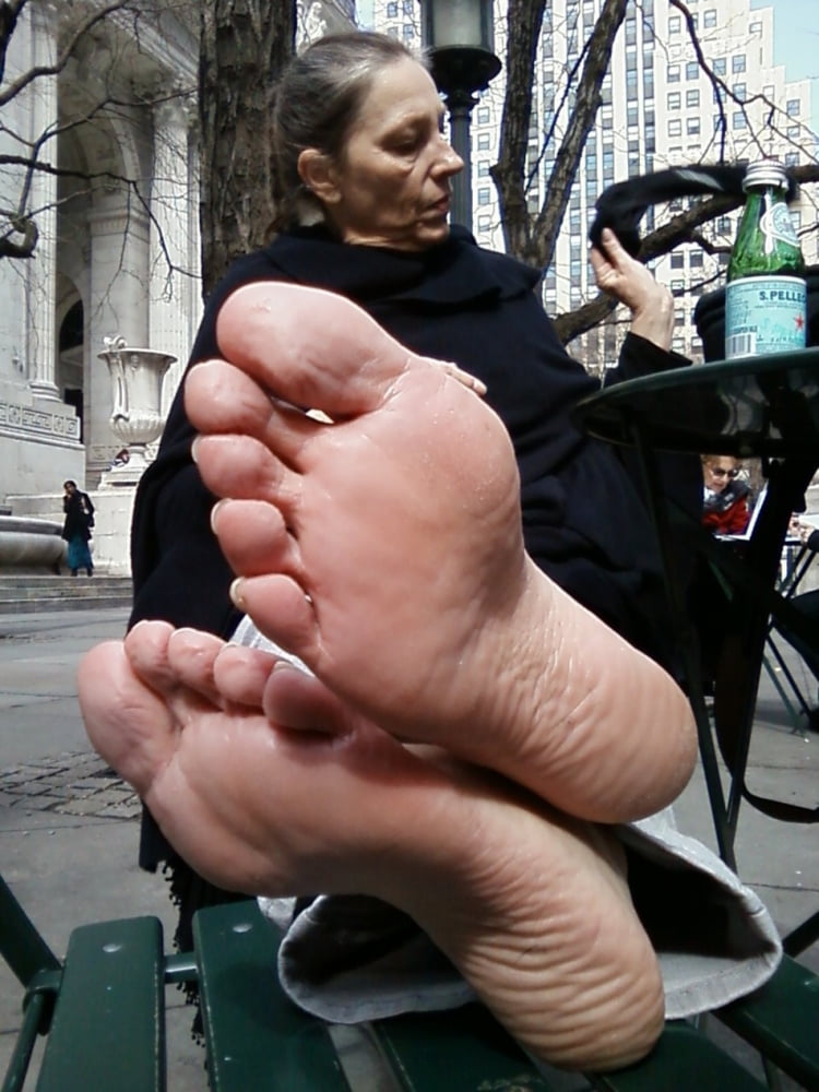 Piante dei piedi mature #103907375