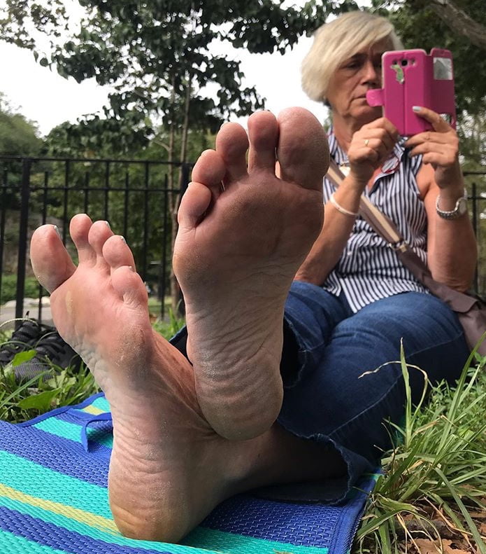 Piante dei piedi mature
 #103907425