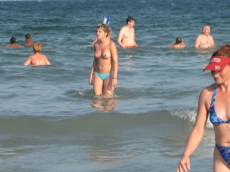 Ragazza sulla spiaggia in topless
 #90867559
