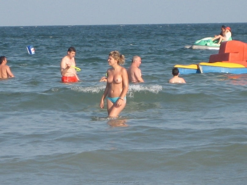 Ragazza sulla spiaggia in topless
 #90867562