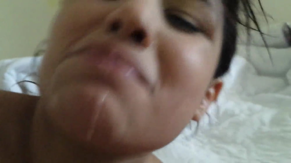 Leche en la boca
 #94797325