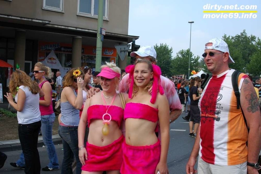 Blowjob auf der Loveparade in Essen mit Dany Sun & Nathalie
 #94286033