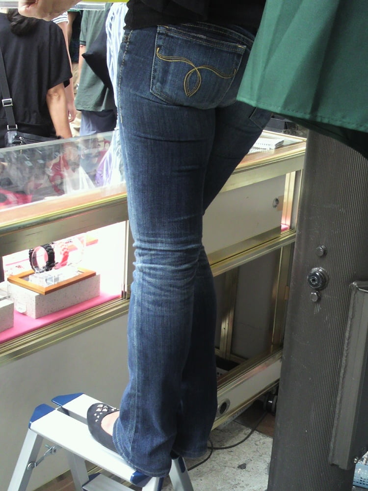 Fesses en jeans serrés
 #106501022