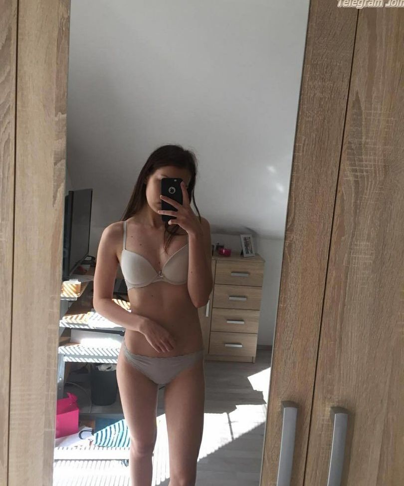 Nika desnuda #108865036