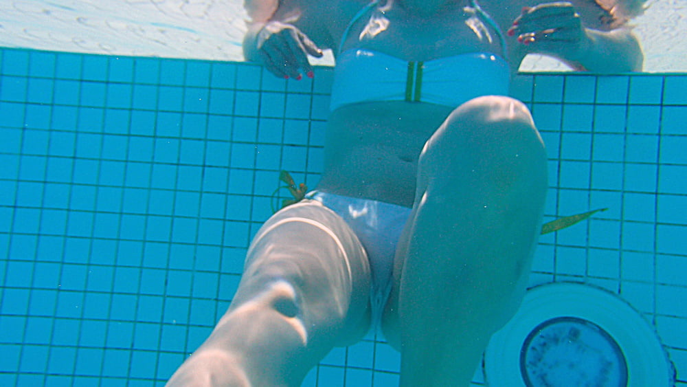 Amanda expuestos en la piscina pública
 #90374472