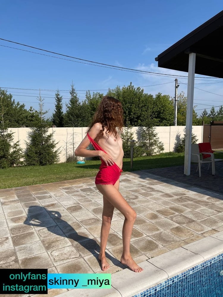 Schlankes skinny Mädchen ruht im Pool
 #106790397