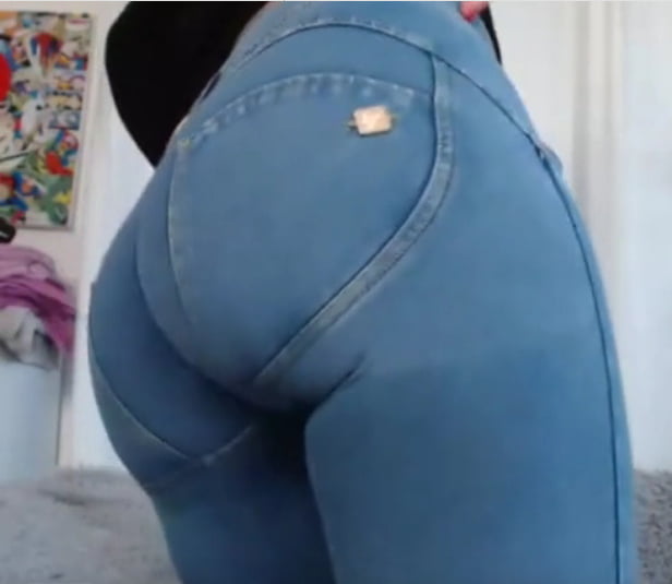 Quel cul ! Une croupe rebondie dans un jeans moulant #103105403