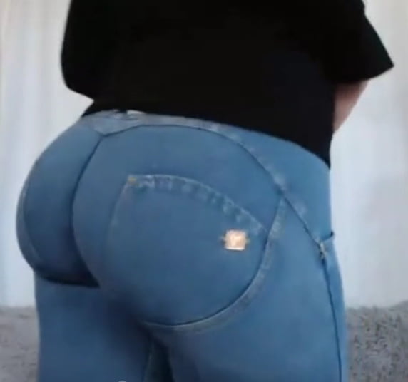 Quel cul ! Une croupe rebondie dans un jeans moulant #103105418