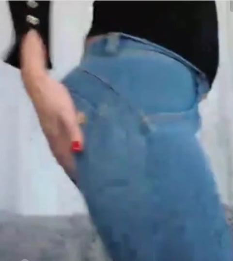 Quel cul ! Une croupe rebondie dans un jeans moulant #103105461
