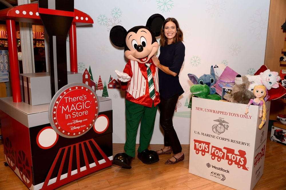 Mandy moore - campaña navideña de toys for tots (4 nov 2019)
 #87910565