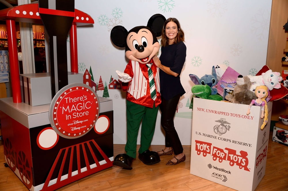 Mandy moore - campagne de vacances toys for tots (4 nov 2019)
 #87910565