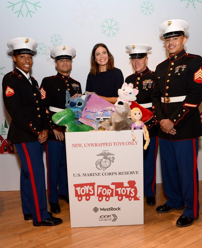 Mandy moore - toys for tots holiday campaign (4 nov 2019)
 #87910570