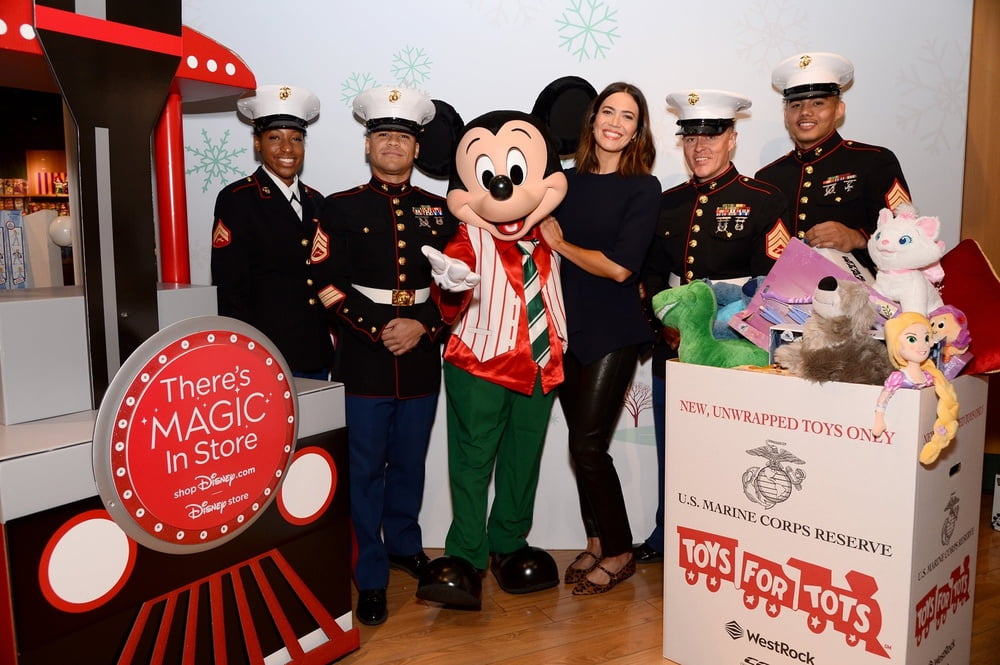 Mandy moore - toys for tots holiday campaign (4 nov 2019)
 #87910573