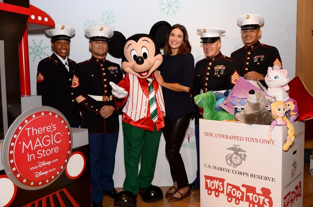 Mandy moore - toys for tots holiday campaign (4 nov 2019)
 #87910579