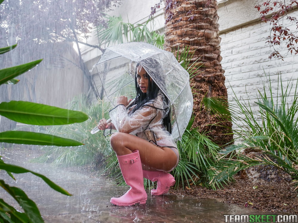 Victoria june - pioggia, pioggia, zappa via
 #106555985