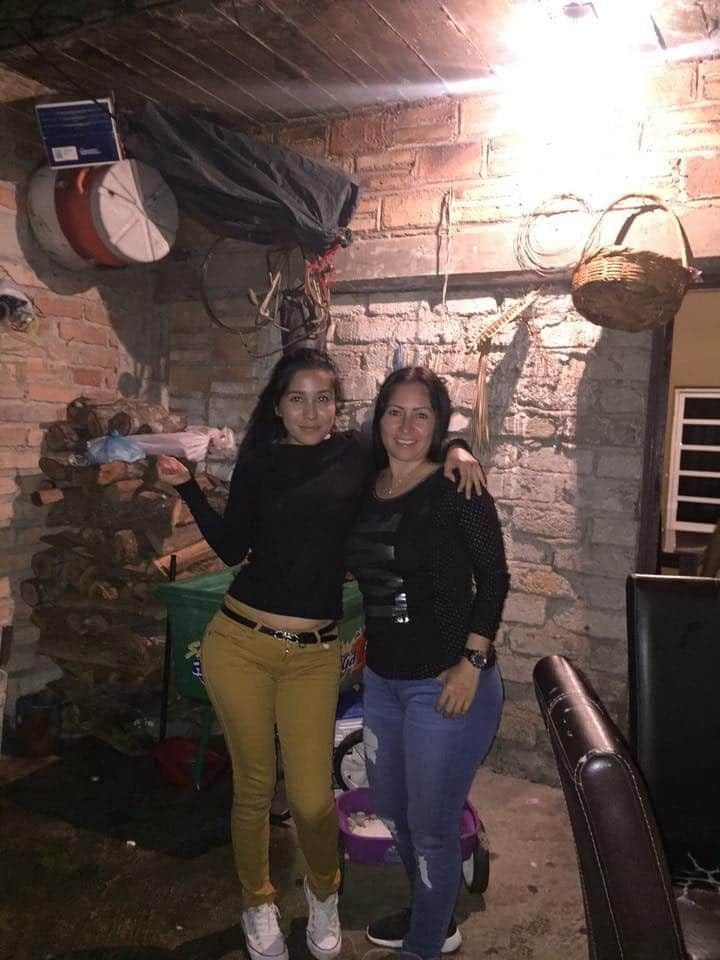 Madre e hija a cual le dan? #89180326