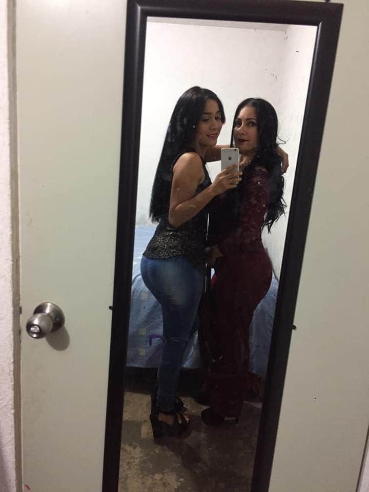 Madre e hija a cual le dan? #89180329