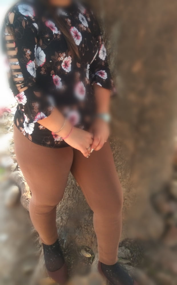 Ma femme indienne sexy en leggings sexy cameltoe pixs pls comment
 #80154949