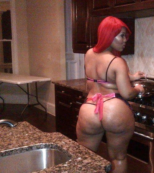 厨房の中の美しい女性
 #91863717
