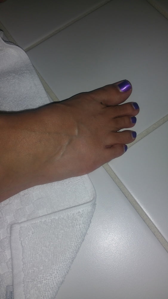 Femme pieds inconscients
 #95383957
