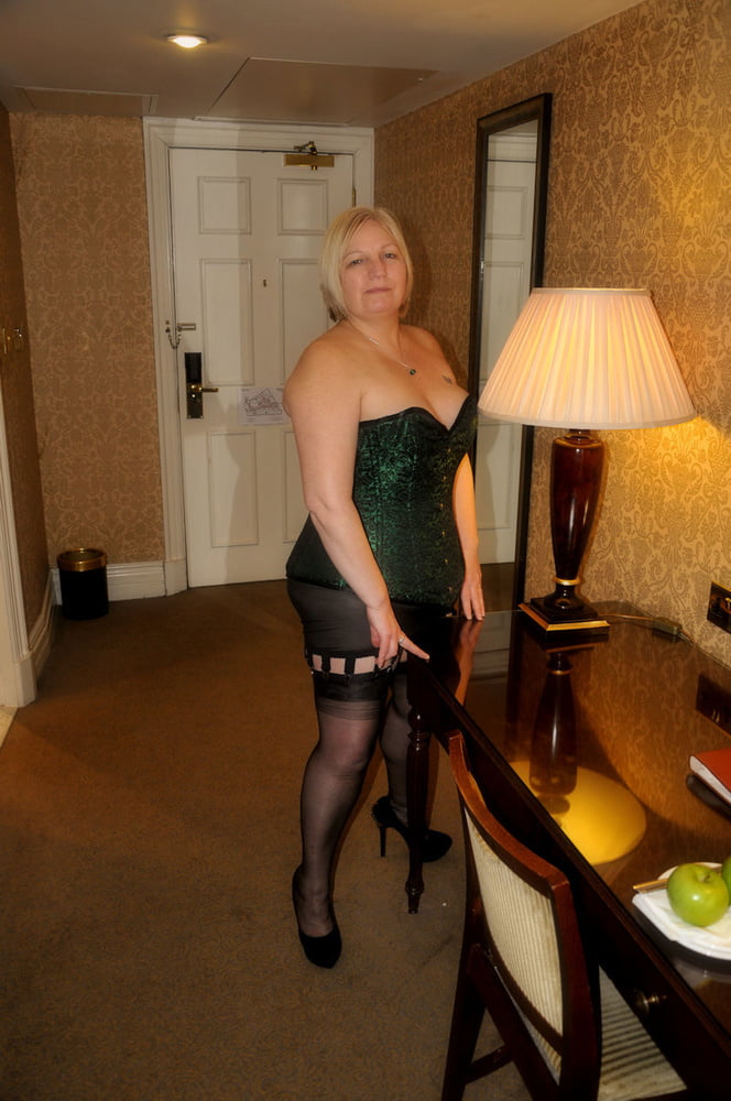 Sexy as fuck chunky gilf slut
 #103849120