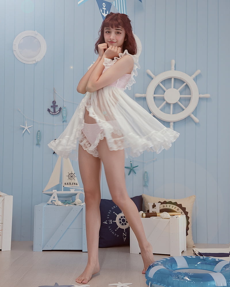 Mirando a las chicas en gasa
 #93500123