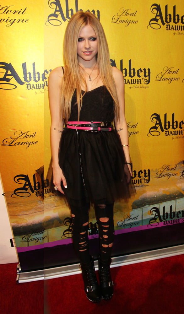 Avril Lavigne è la tua ragazza nev
 #98260606
